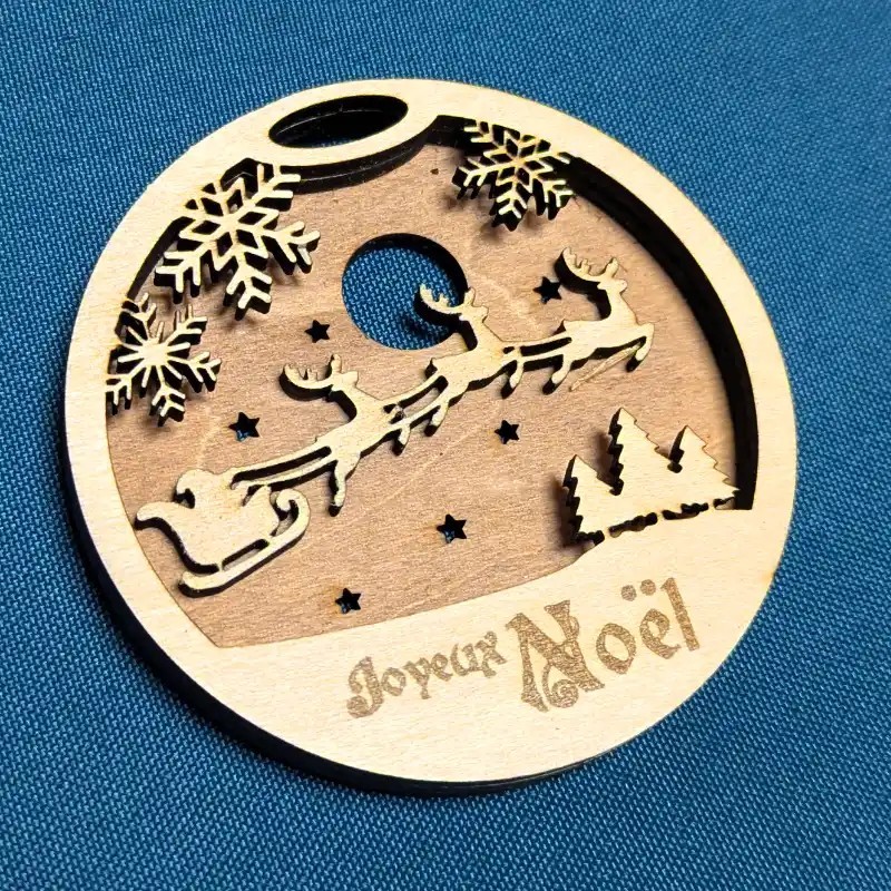 Boule de Noël en bois - Père Noël et traîneau Boule de Noël en bois - Père Noël et traîneau