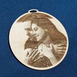 Boule de Noël personnalisée en bois avec gravure photo